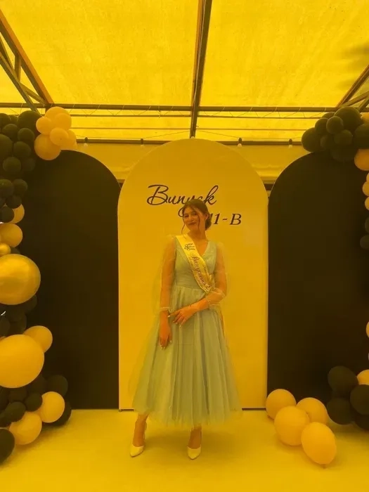 Блакитна, чудова сукня на свято