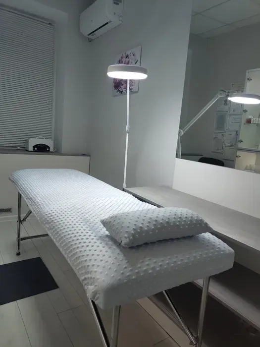 Процедура шугарингу - майстер з вищою медичною освітою та досвідом роботи більше 10 років.