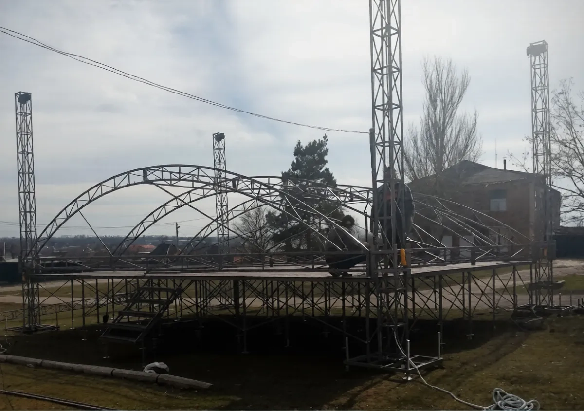 Виготовлення мобільних сцен (подіумів, сценових конструкцій)розмір 6х4