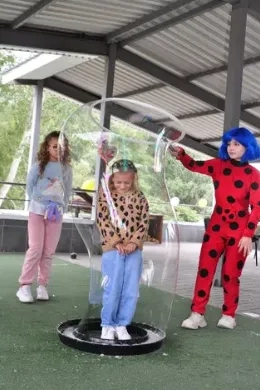 Шоу мильних бульбашок. Мильні бульбашки. Мыльные пузыри.