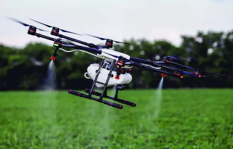 Агродрон для обприскування та контролю стану посівів