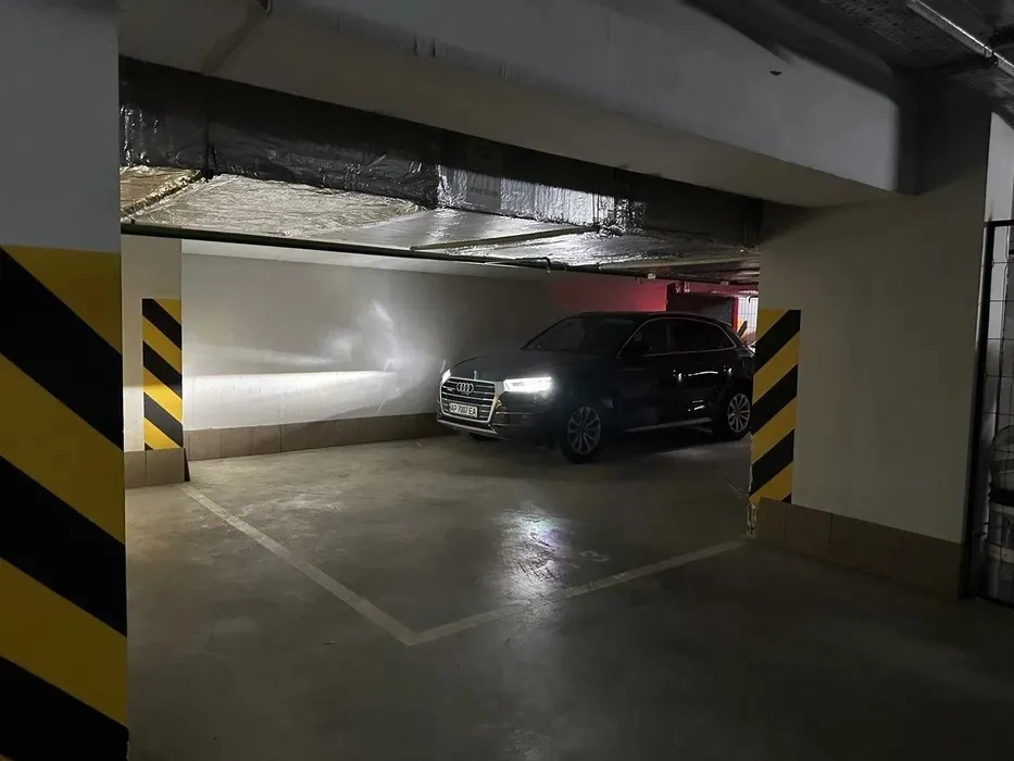 Частина паркомісця для зберігання авто