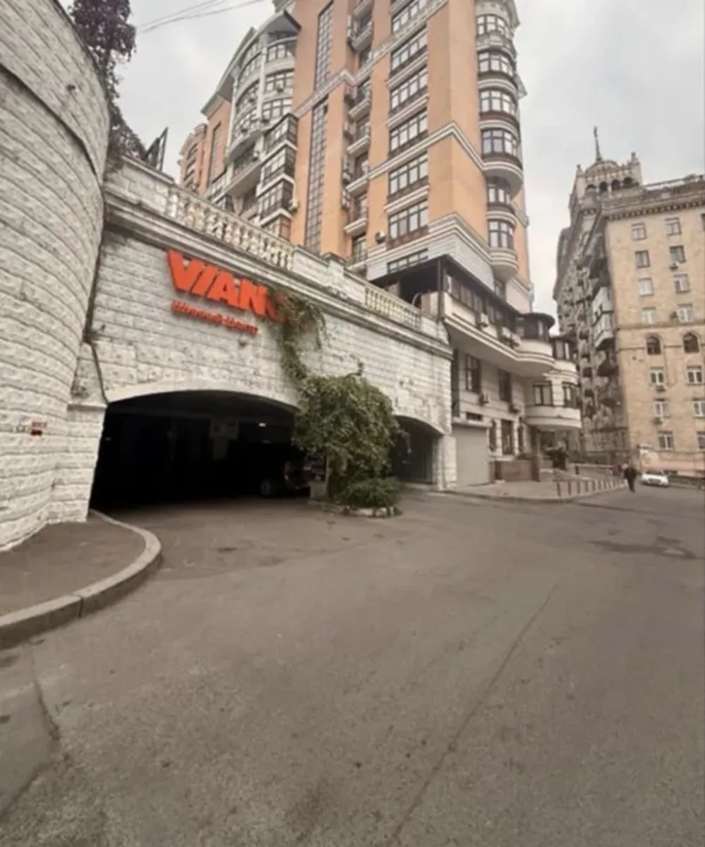 Окремий гаражний бокс з цілодобовою охороною