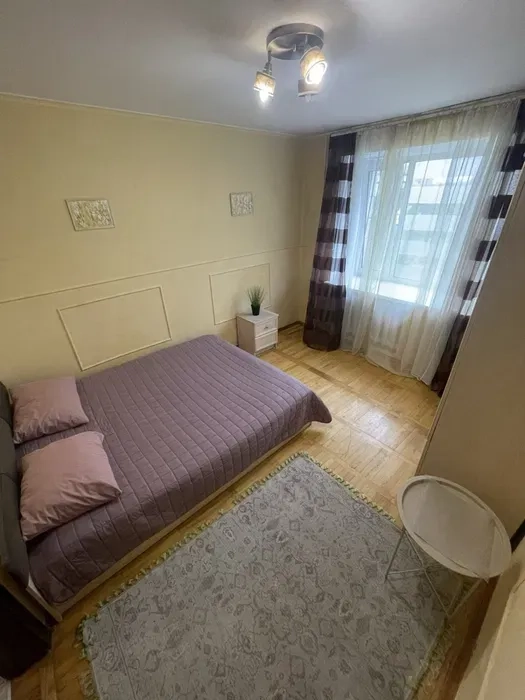 Трикімнатна квартира біля метро Мінська