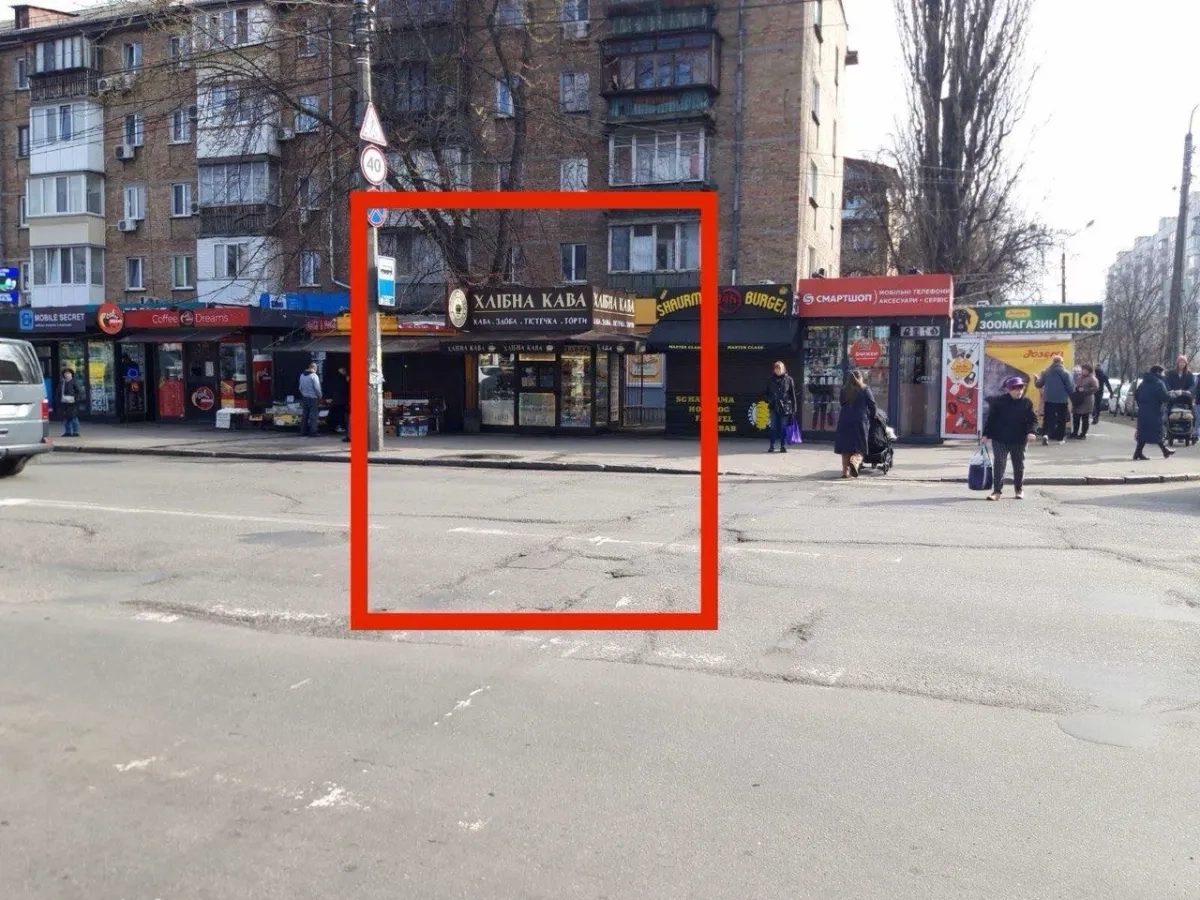 МАФ 12 м2 біля зупинки на Нивках, Шевченківський р-н.