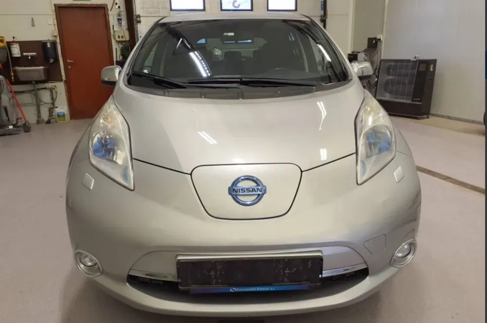Автомобіль Nissan leaf