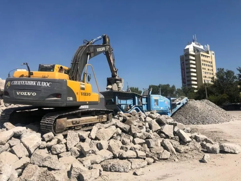 Гусеничний екскаватор в ідеальному стані