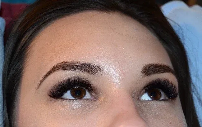 Професійне нарощування вій для створення виразного, доглянутого та бездоганного образу