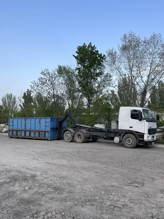 Послуга вивезення сміття та перевезення різних вантажів та техніки.