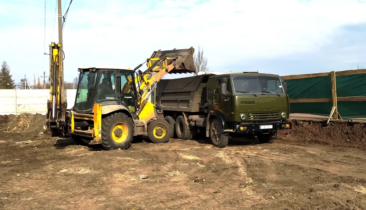 Самоскиди КАМАЗ: перевезення, воставка, вивіз