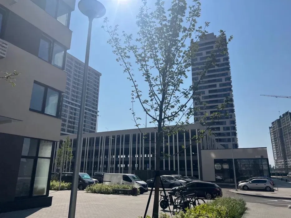 Комфортне паркомісце з гарним заїздом