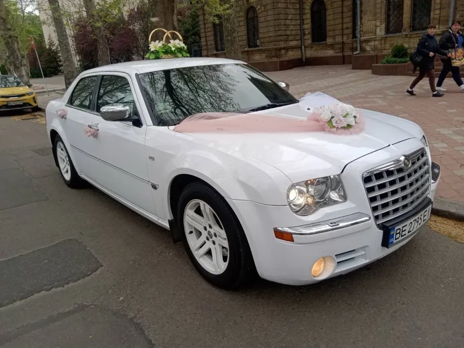 Белоснежный Крайслер 300С обслужит вашу свадьбу или другие торжества