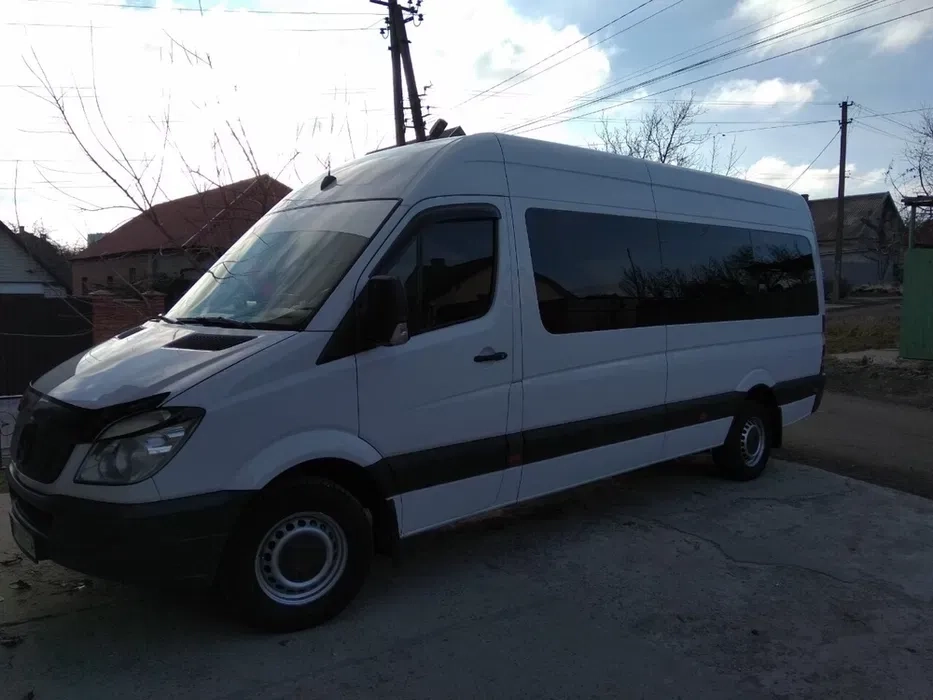 Комфортний мікроавтобус, чистий, доглянутий.