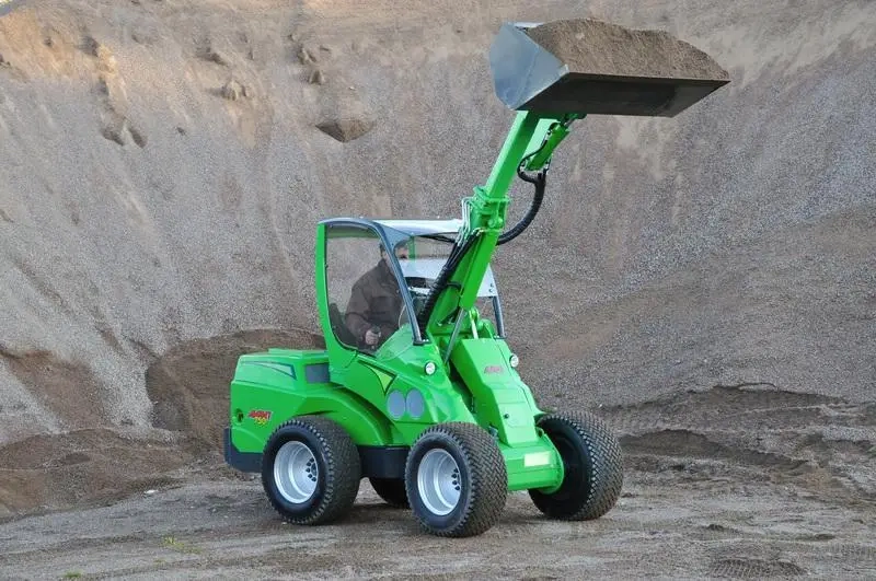 Міні навантажувач Avant Bobcat 