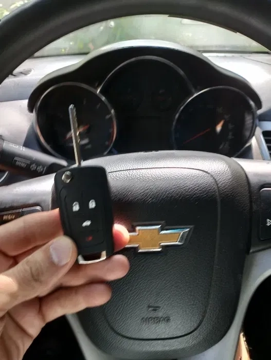 Виготовлення автомобільних ключів на місці на спец інструменті