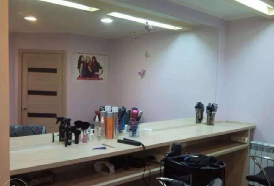 Робоче місце перукаря хвилина метро Героїв праці