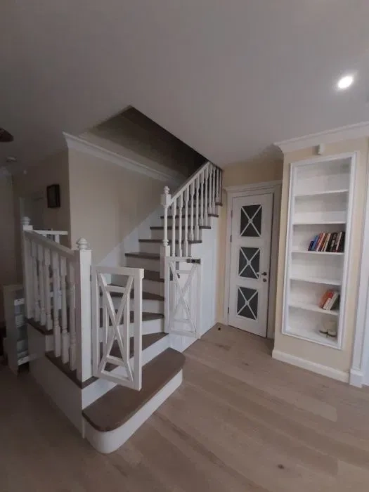 Лестницы, ступени, изготовление и монтаж под ключ. Дуб ясень . Харьков