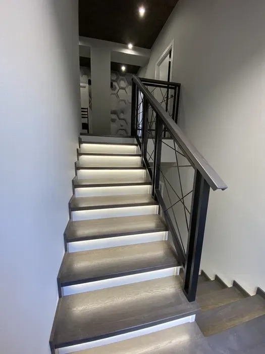 Лестницы, ступени, изготовление и монтаж под ключ. Дуб ясень . Харьков