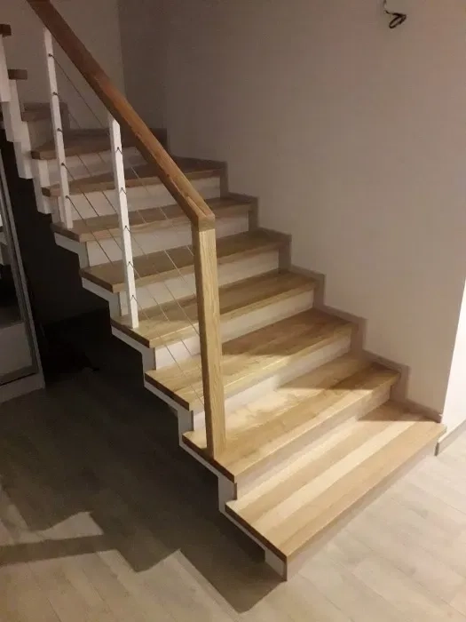 Лестницы, ступени, изготовление и монтаж под ключ. Дуб ясень . Харьков