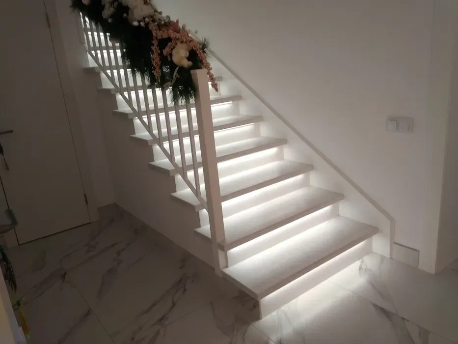 Лестницы, ступени, изготовление и монтаж под ключ. Дуб ясень . Харьков