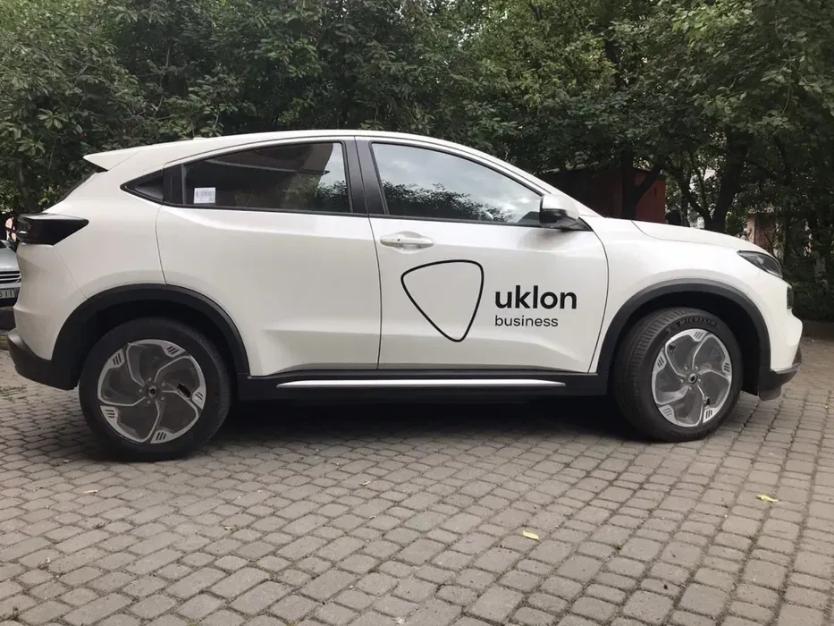 Електромобіль «Бізнес» класу під таксі.