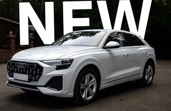 041 Позашляховик Audi Q8 біла без водія 