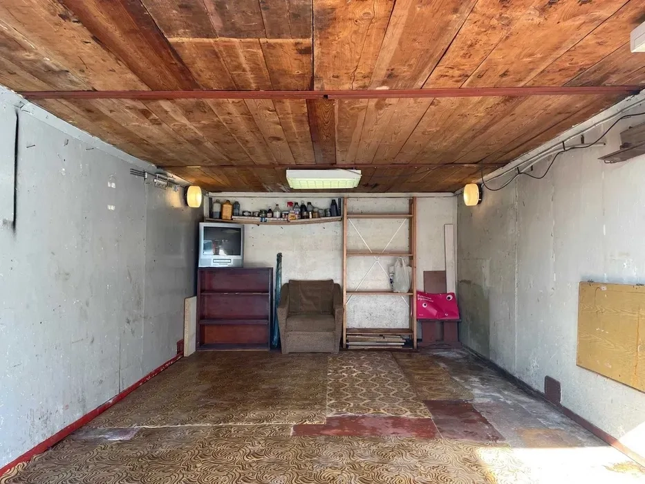 Просторий гараж з витяжкою та погрібом