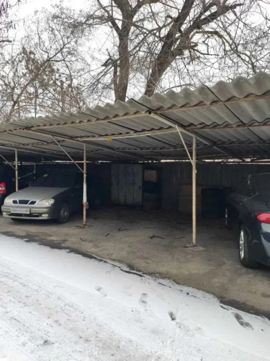 Місце на критій стоянці з охороною