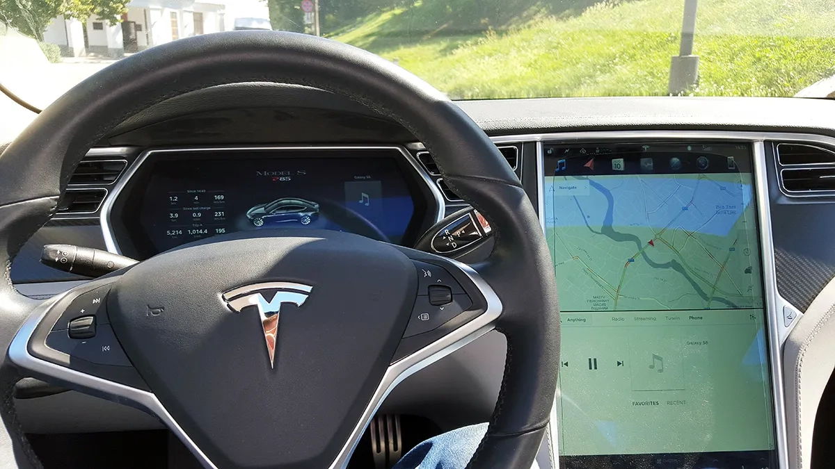 Tesla на весілля з водієм