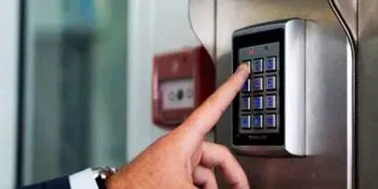 Встановлення домофонів, кодових і магнітних замків під ключ