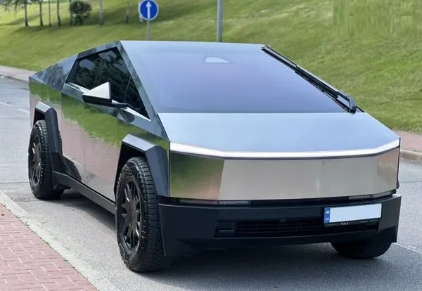 005 Tesla Cybertruck з водієм для фотосесії зйомки