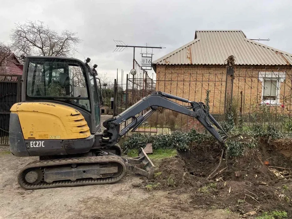 Послуги мініекскаватора в Кривому Розі: копання траншей, фундаментів та септиків