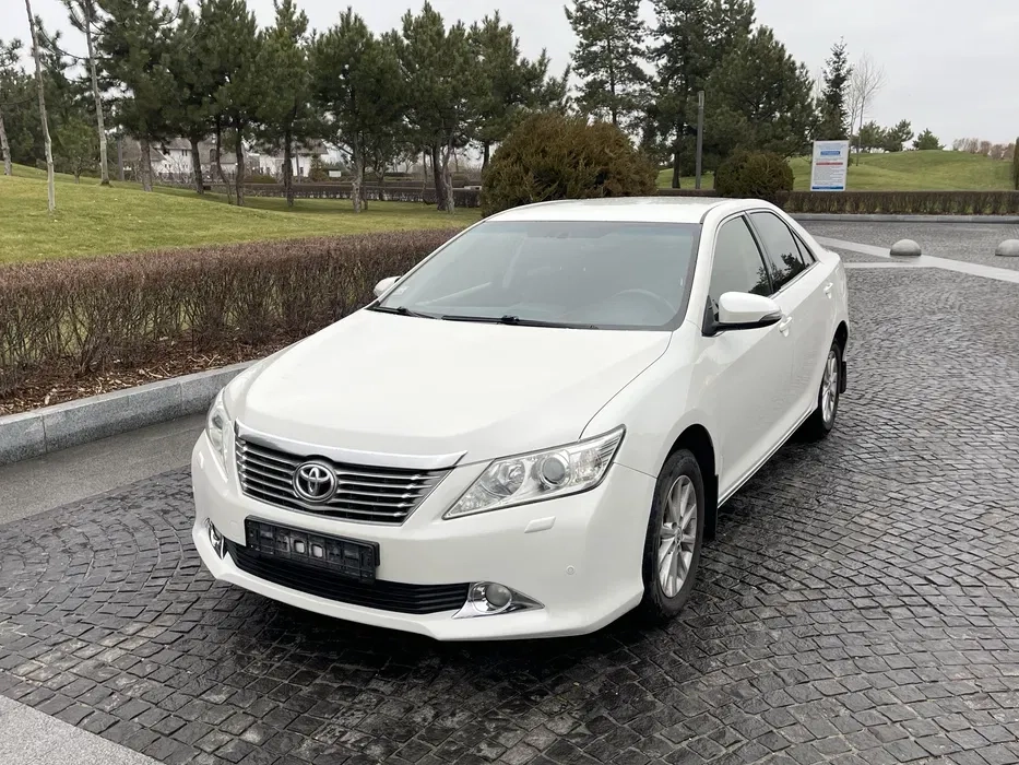 Авто Тойота Камрі 50