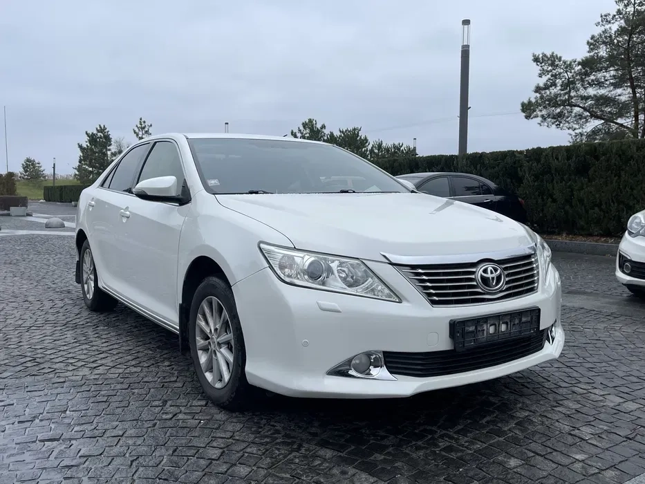 Авто Тойота Камрі 50