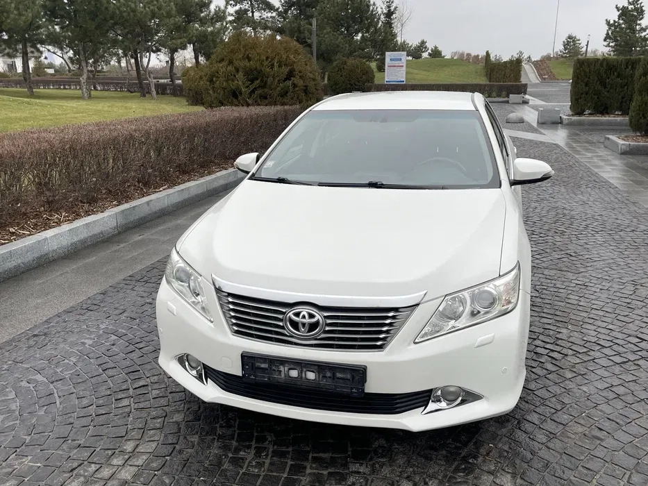 Авто Тойота Камрі 50