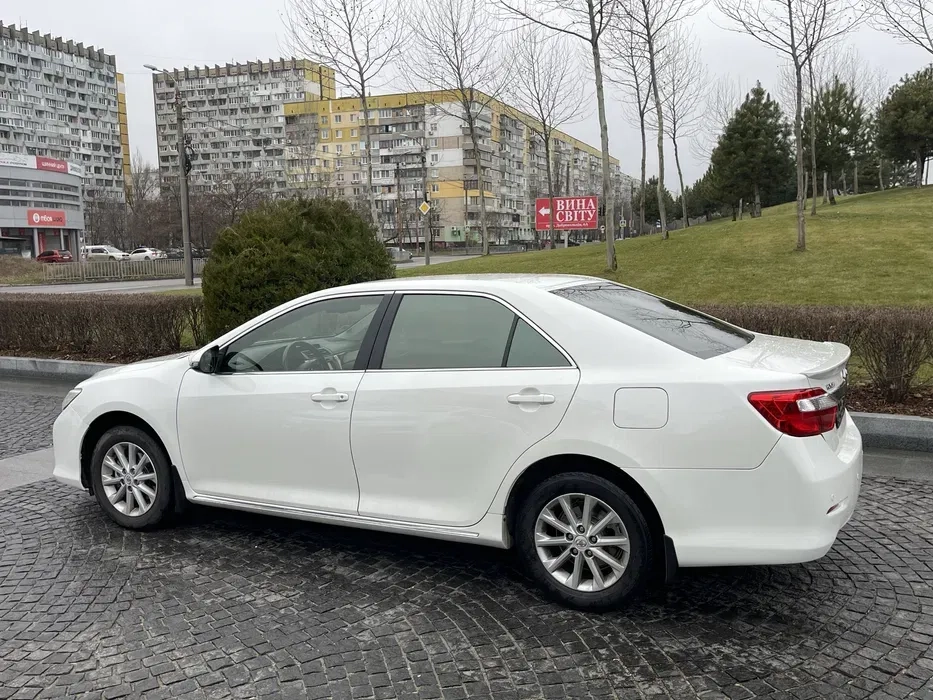 Авто Тойота Камрі 50