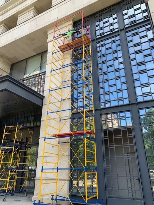 Вишка-тура (риштування на колесах).