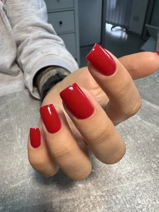 Професійний манікюр і педикюр, нарощування нігтів Мінська