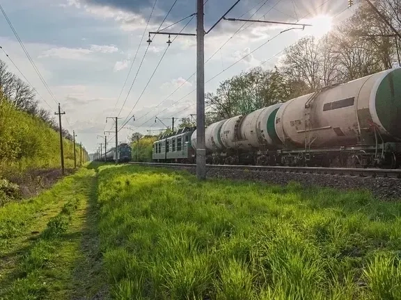 Залізничний вагон цистерна для транспортування нафтопродуктів