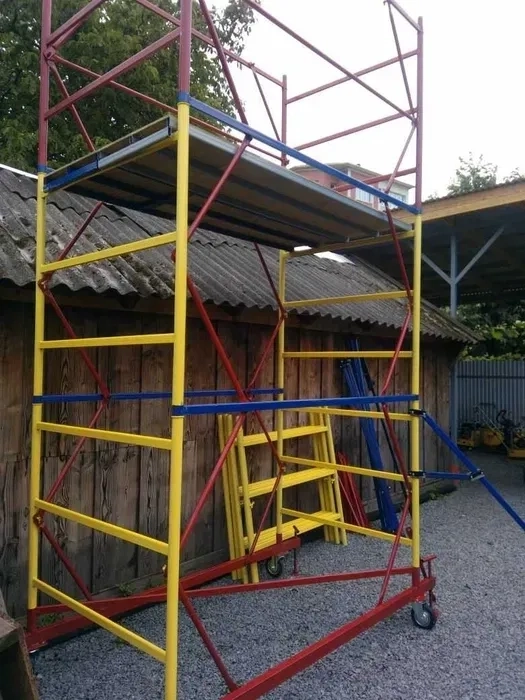 Вишка-тура 12м на колесах. Висоту регулювати можна.