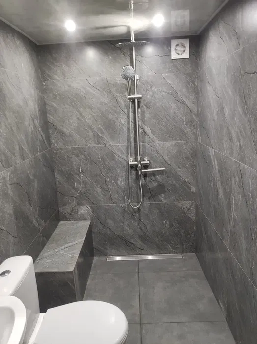 Професійне укладання керамічної плитки (кафелю). Виконання робіт "санвузол під ключ" – від проєкту до фінального оздоблення.