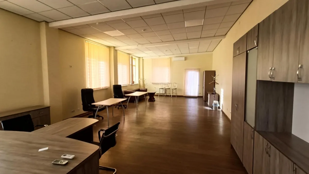 Офіс з терасою з меблями