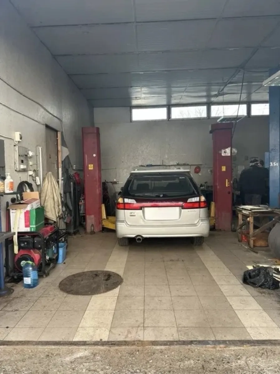 Місце в боксі з підйомником, всі комунікації, зручний заїзд