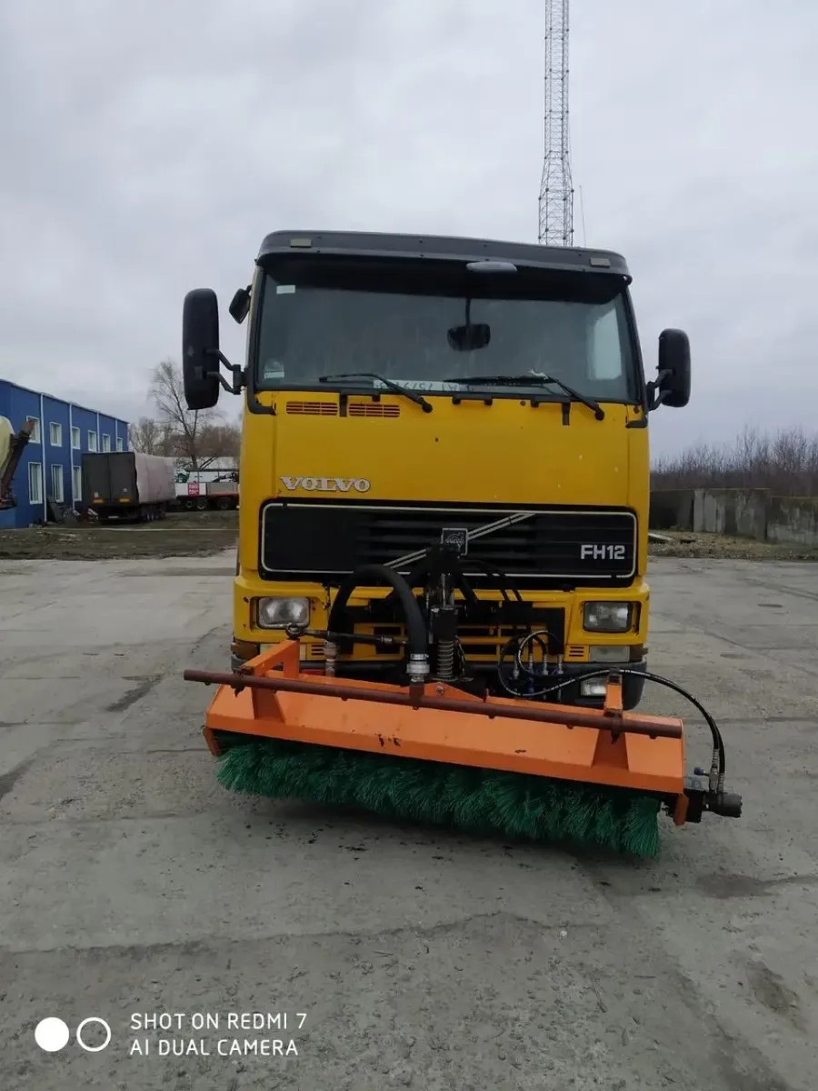 Поливна машина Volvo, ємність 8 м. куб, з щіткою