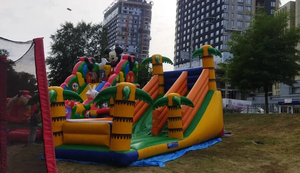 Надувний батут гірка свято атракціони