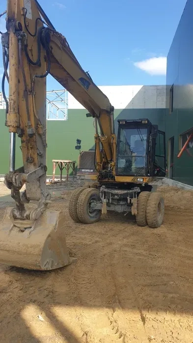 Екскаватор з ковшем та гідромолотом