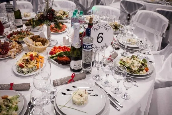 Посуд - для весілля та інших заходів.