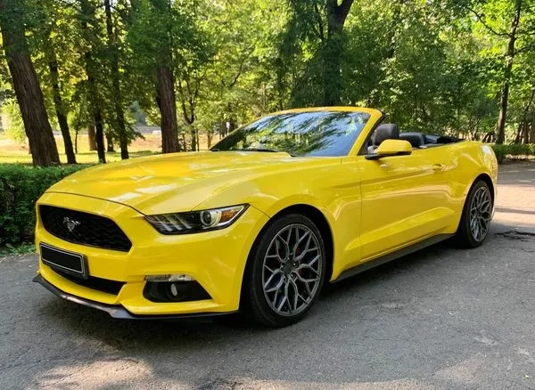 070 Кабріолет Ford Mustang GT жовтий