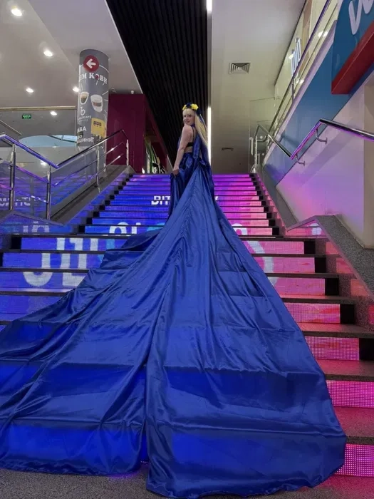 Неймовірна сукня зі шлейфом 3,5 метри для фотосесії, відправляємо по всій країні