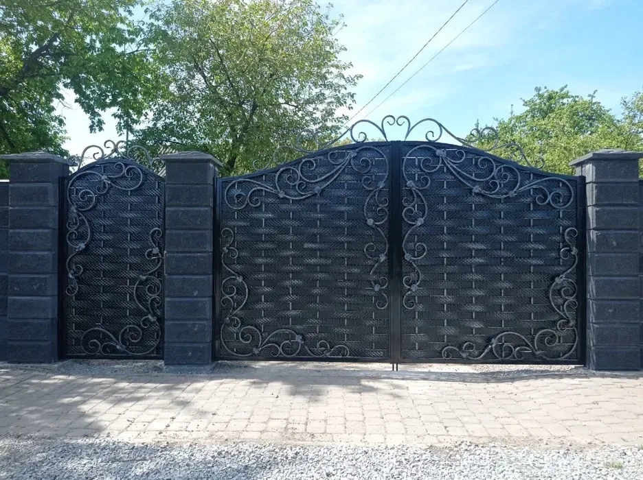 Ворота Луцьк відкатні та розпашні металеві плетені з елементами ковки